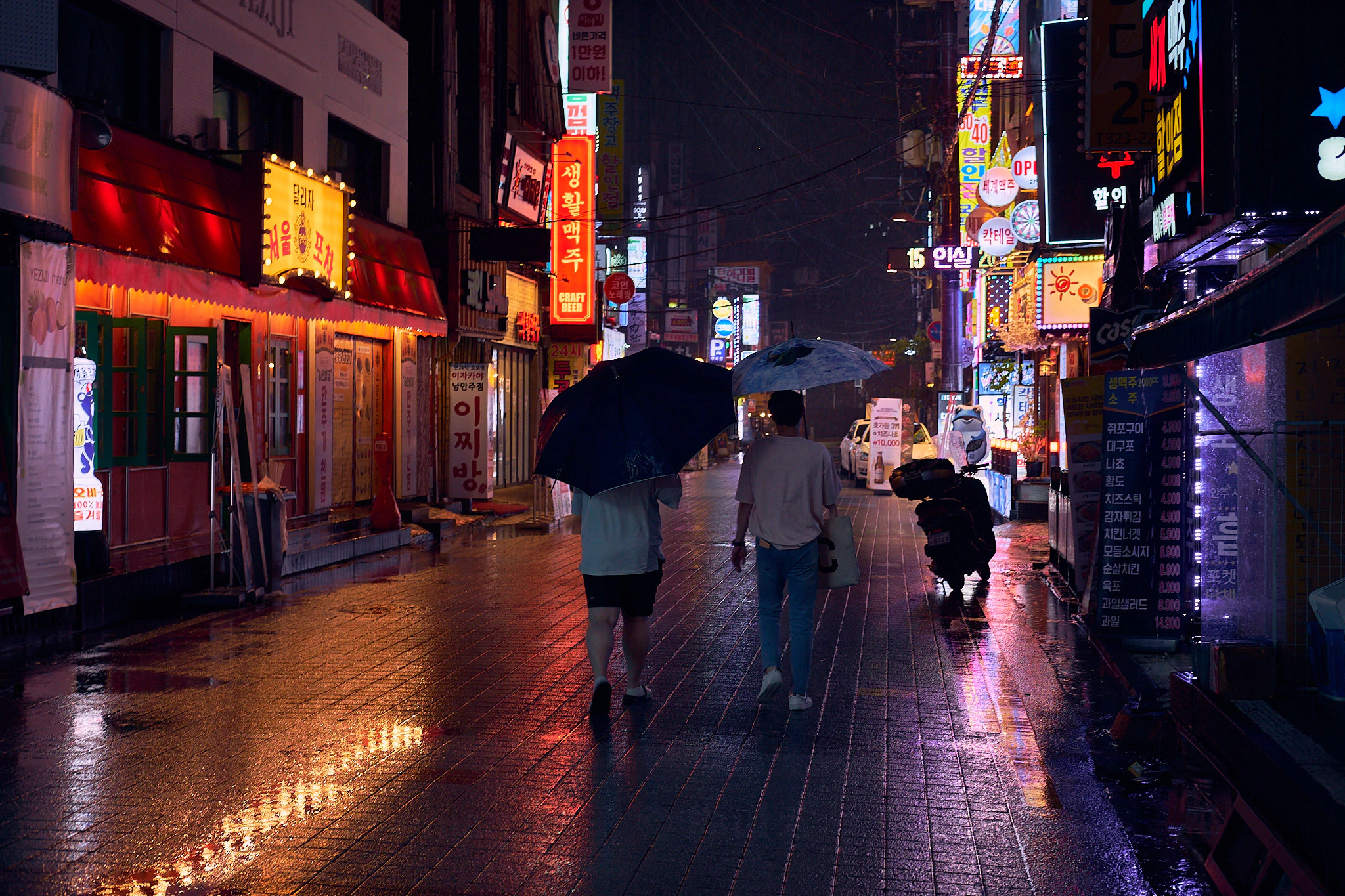 Another picture of a rainy streets at night in Sinchon, Seoul.