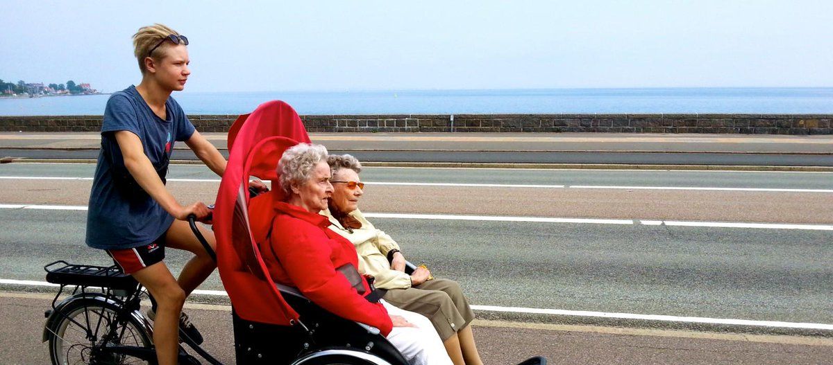 oh my god twitter doesn’t include alt text from images in their API