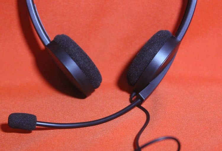 Headset Headset vor orangenem Hintergrund