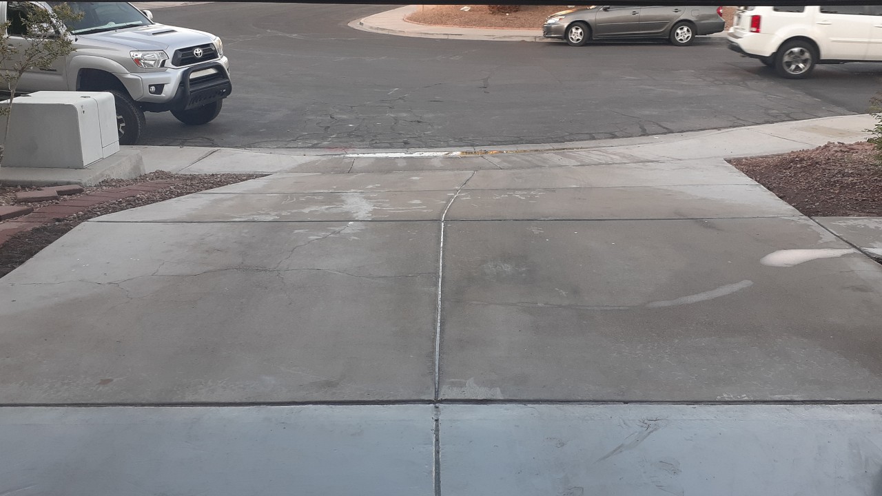concrete-driveway-restoration--cleaning-04