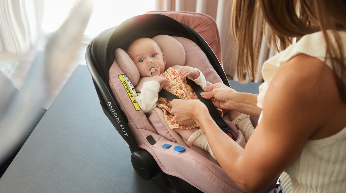 Wie sitzt ein Baby richtig in der Babyschale? 5 Tipps