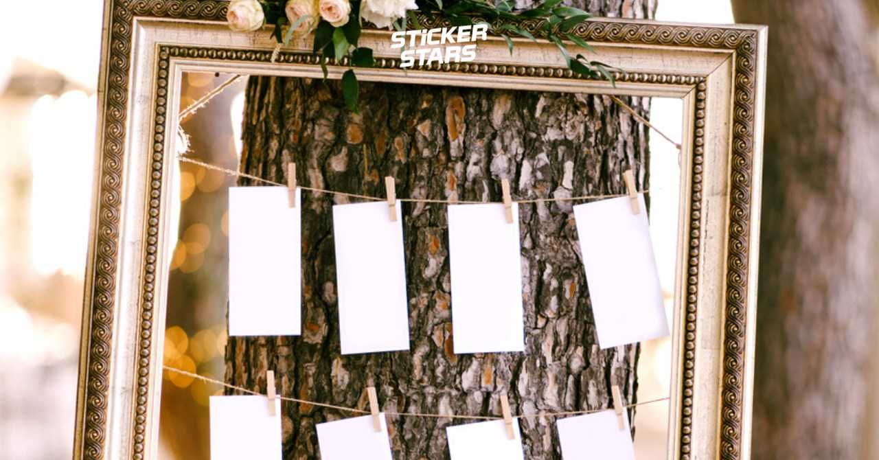 Sitzplan am Baum befestigen als Hochzeitsdeko.