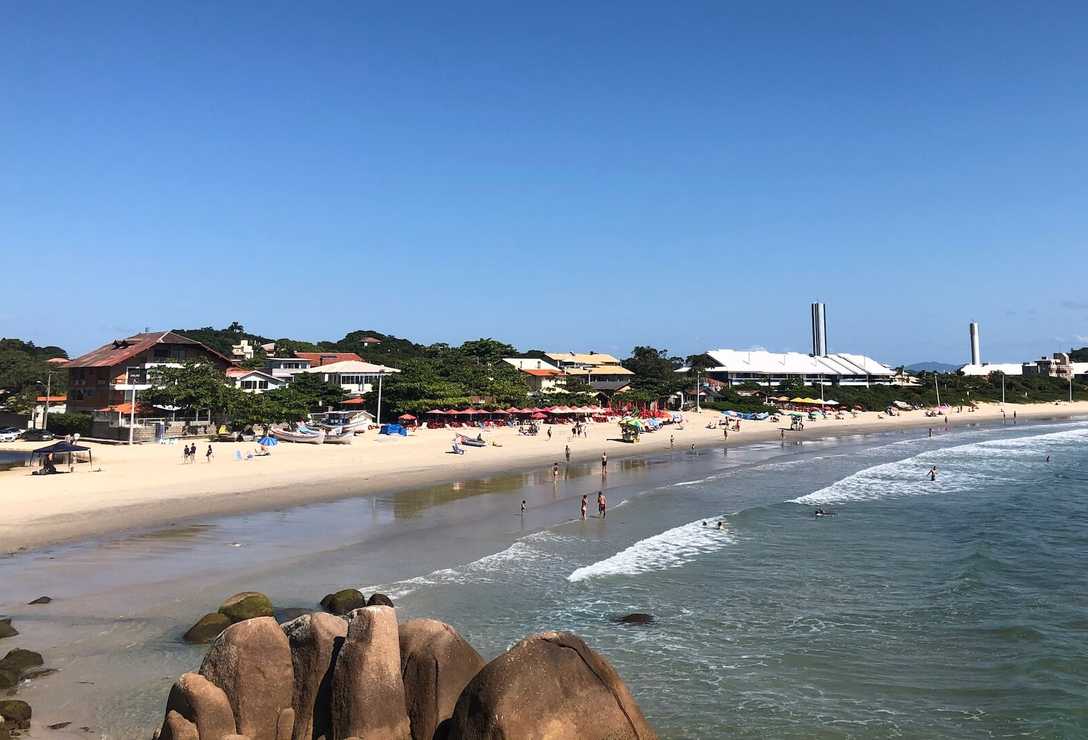 Vista das pedras da lagoinha do norte com a faixa de area ao fundo