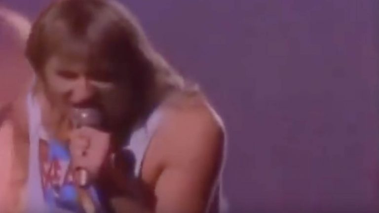 Joe Elliot of Def Leppard screeching out hits from Hysteria