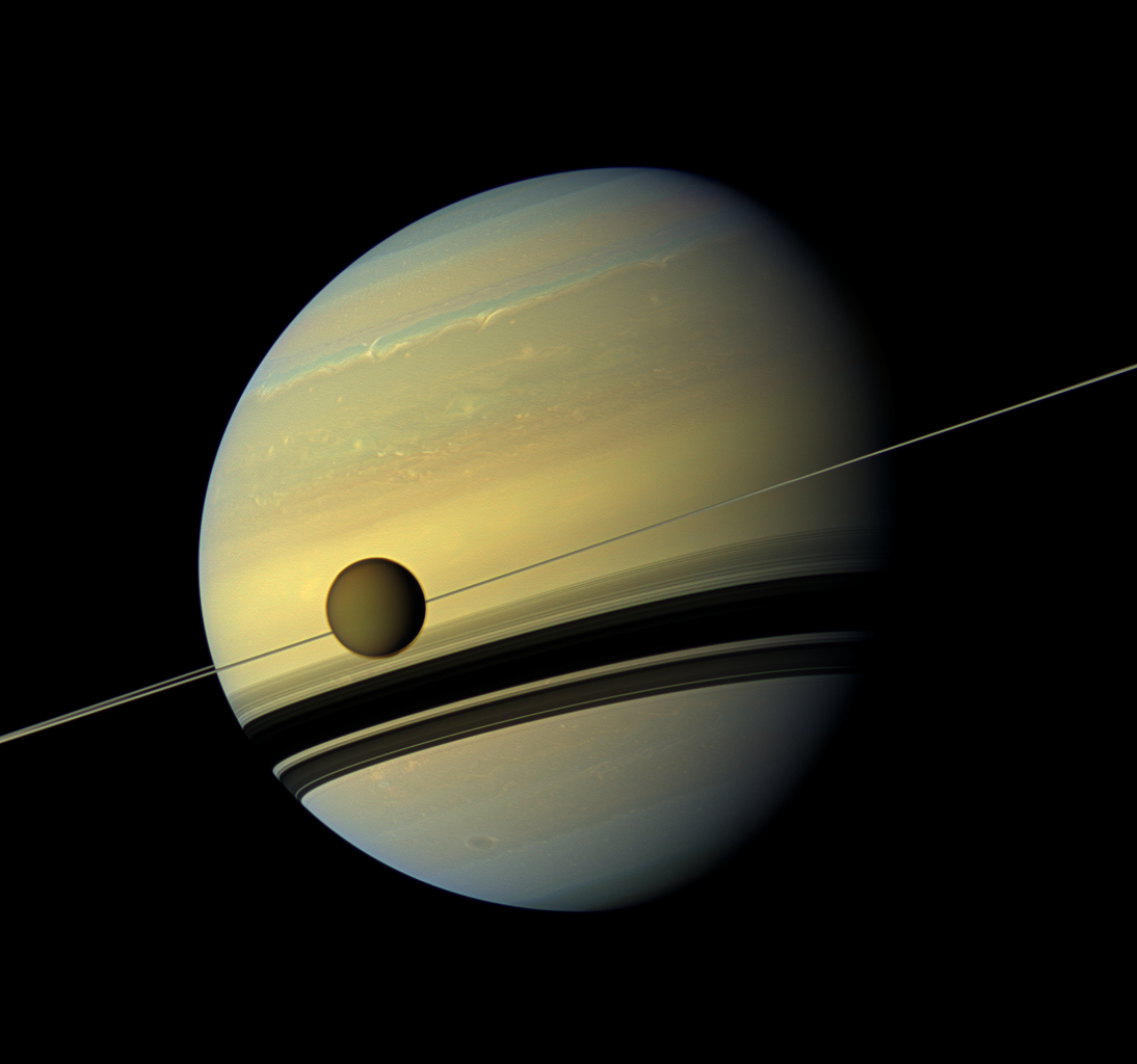 Imaginea 1: Titan, cel mai mare satelit natural al planetei Saturn, fotografiat de sonda Cassini (Sursa foto: NASA/JPL)
