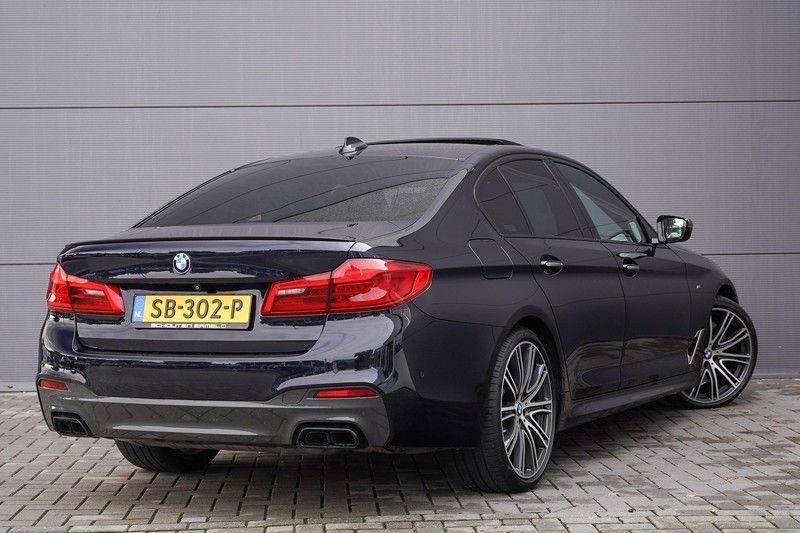 BMW 5 Serie M550i xDrive High Executive M-Pakket Pano B&W Nachtzicht Camera 360 20" afbeelding 11