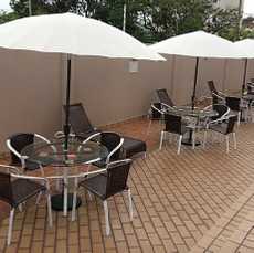 imagem de mesas, cadeiras e ombrelones