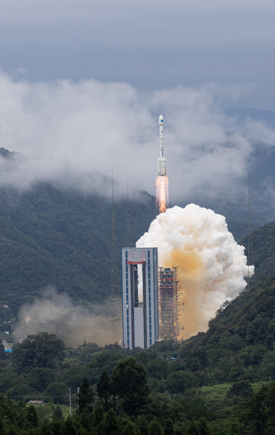 Imaginea 1: Racheta Changzheng-3B, lansând ultimul satelit al constelației Beidou, de la centrul spațial Xichang (Sursa: Xinhua)