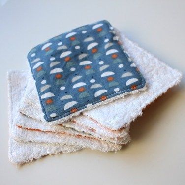 Lingettes démaquillantes réutilisables en tissu avec un côté à motifs