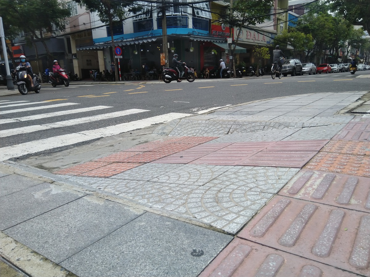 Curb cut kết hợp với tactile paving tại một con đường khác ở Đà Nẵng