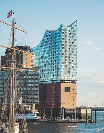 Photo of the Elbphiharmonie operahouse in Hamburg at sunset