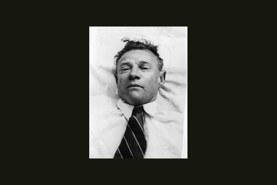 Дело «Тамам Шуд» — одно из самых загадочных в истории криминалистики. При обыске трупа неопознанного мужчины нашли клочок бумаги, вырванный из экземпляра очень редкого издания Омара Хайяма, на котором было написано всего два слова — Tamam Shud. Источник: wikipedia.org
