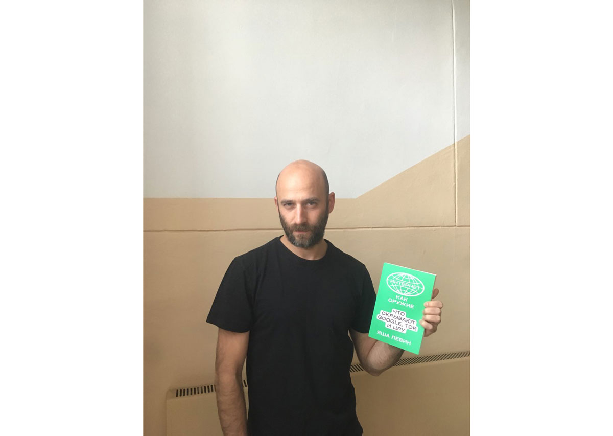 Яша Левин с русским переводом его книги, которая вышла в издательстве Individuum. Фото: Bookmate Journal