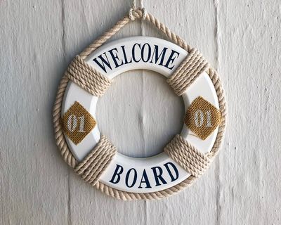 Un salvavidas que dice 'Welcome board' colgado en la pared.