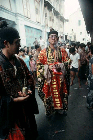  This picture shows Taoist priests officiating at a public rite at Hokkien Street in the 1970s. Source: Ronni Pinsler Collection, Courtesy of National Archives of Singapore 