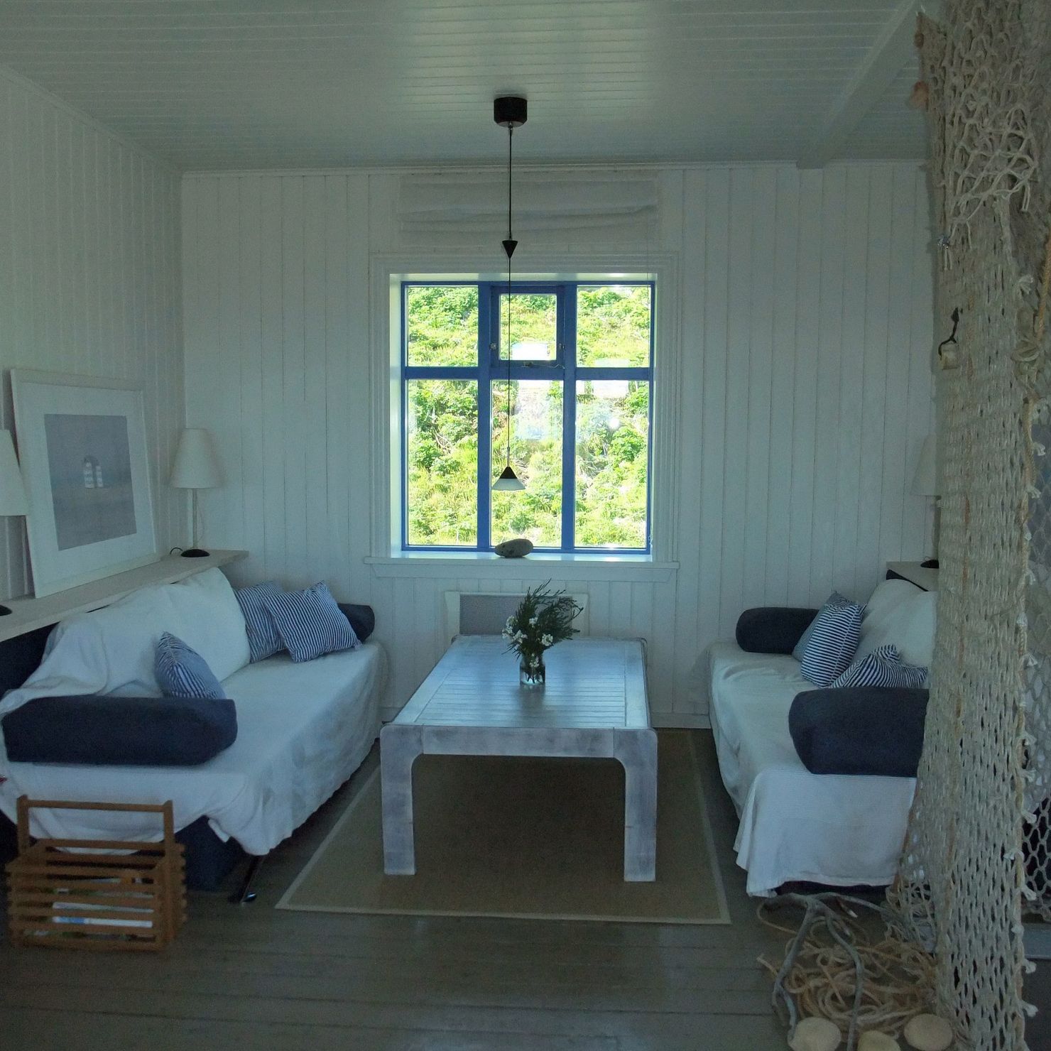 Das Wohnzimmer im maritimen Stil mit zwei Sofas und einem Couchtisch