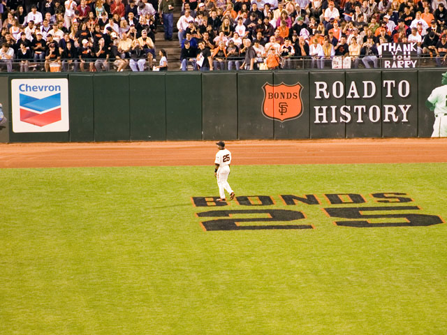 Barry Bonds in Left Field alone in San Francisco for his last game