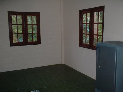Die Partyhalle glänzt durch noch zu verplanende Mehrzweck-Leere, einen Kühlschrank und einer fest in den Boden eingemauerten Spüle unter der sich gar trefflich verschiedene Müllsorten verbergen lassen. Im Hintergrund sehen wir das Spa Beddig, in das wir aus Pietätsgründen nur kurz einen Blick werfen wollen.
Das Spa glänzt durch organisierte Gestaltung und charmante Fliesierung. Beachten Sie bitte die Feuchtigkeitscreme mit UV-Schutz sowie den allgegenwärtigen Jacko-Zerstäuber. Im Spiegel erkennt der geneigte Betrachter einen durch verschiedene Ereignisse in naher und ferner Vergangenheit verschlankten Autoren der die Wirkung des Blitzes geschickt zur Verwirrung des Blickes zu nutzen weiß.
Gehen wir weiter zur Spielwiese:
Sehen Sie das geräumige Bett, das geradezu auf Belegung wartet sowie die verschiedenen Fenster die nach draußen führen. Ein kleiner Schrank lädt zum Verweilen ein.
Und nun noch eine Außenansicht des Komplexes:
Beachten Sie bitte das erfahren platzierte Moped, es zieht sich wie ein roter Faden durch die schreiBBloga.de!
Vielen Dank für Ihren Besuch und kommen Sie bloß nicht wieder. Es sei denn, Sie bringen ein Geschenk mit. Danke.