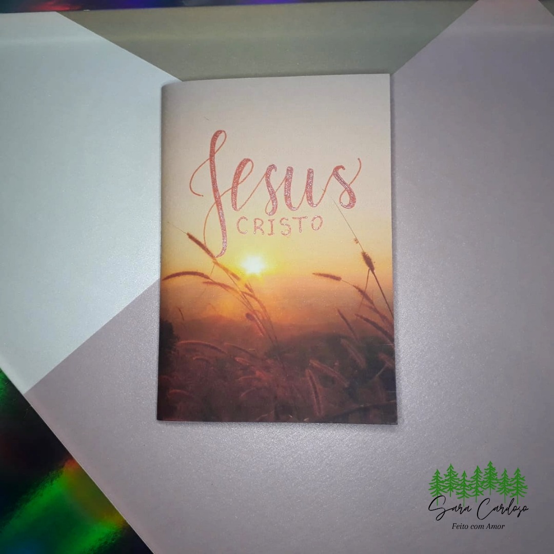 Caderno A6 com 50 folhas de papel reciclado, capa de paisagem do amanhecer com O Nome Jesus e acabamento em grampo