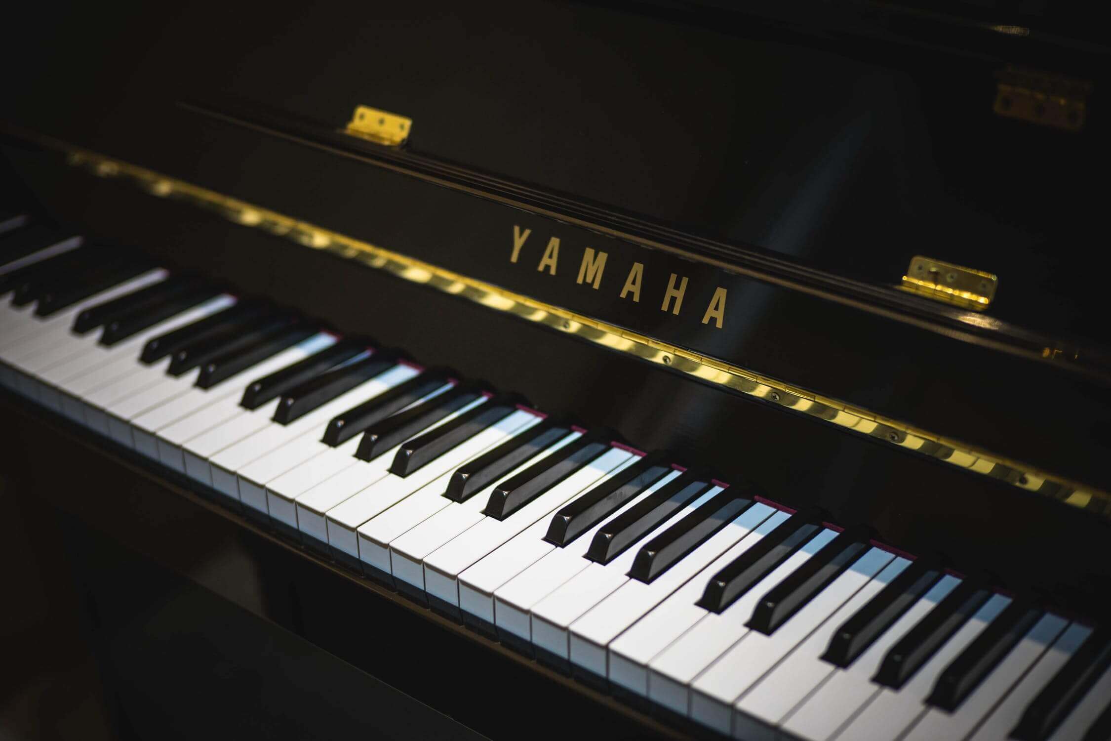 close up picture of yamaha piano