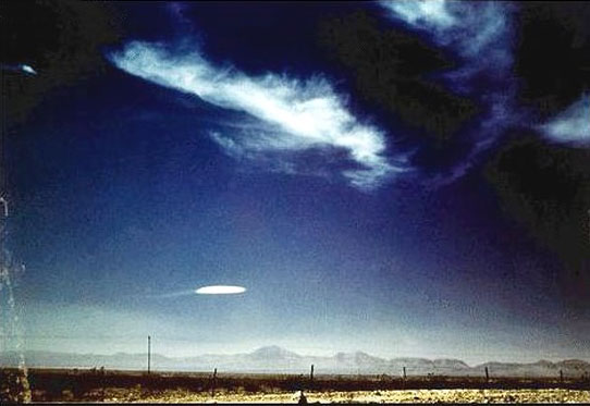 Cet ovni photographié à Tularosa (Nouveau Mexique, USA) le 16 octobre 1957 est-il nuage lenticulaire, une goutte tombée sur la photo ou autre chose ?