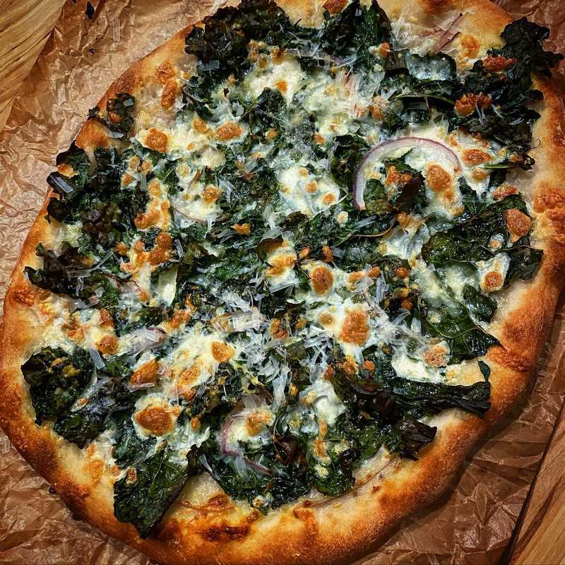 🍕🍕 Kale pizza with béchamel and red onion. Basically tasted like spinach dip and no one’s complaining. Used the @robertaspizza dough recipe via NYT…