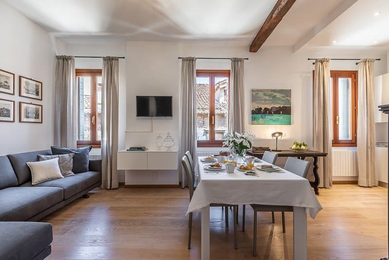 El comedor grande de una casa