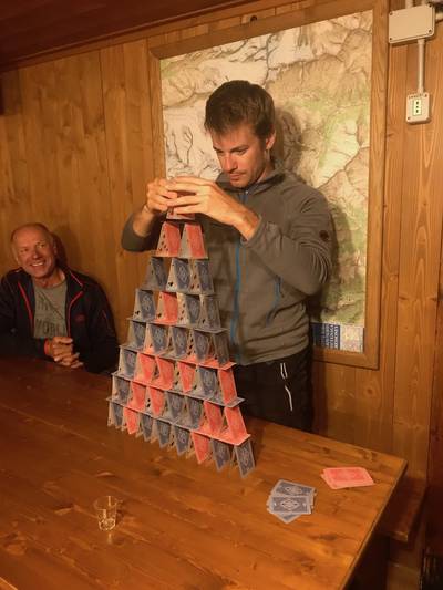 Zeitvertrieb in einer Hütte