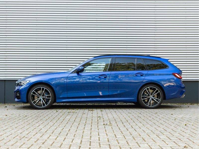 BMW 3 Serie Touring 330e xDrive M-Sport - Panorama - Active Cruise - Harman Kardon - Camera afbeelding 7