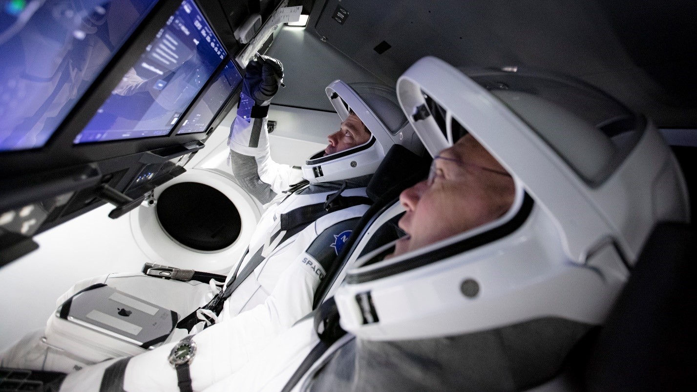 Figure 1: Astronauții NASA Bob Behnken și Doug Hurley, antrenându-se la bordul unei capsule Dragon2 pentru misiunea SpaceX DM-2. Sursa foto: SpaceX