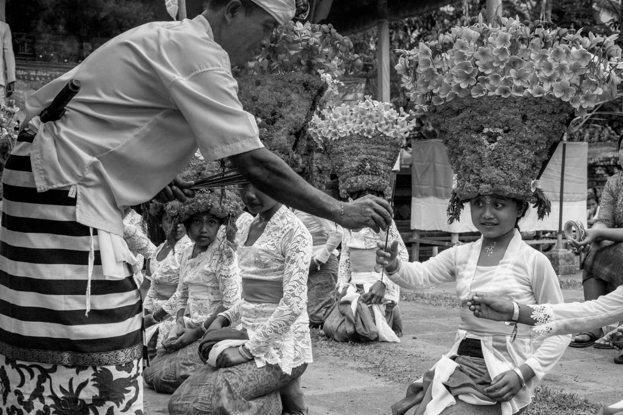 women-flowers-and-dances