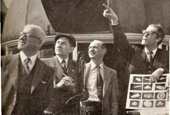 (De gauche à droite) M. Brett (venu spécialement d'Irlande), Ronald Russel et son détecteur d'ovni, Bernard E. Finch et Leslie à l'observatoire Hampstead de Londres le samedi 30 juin 1956    1FSR, le mois suivant à le mois suivant