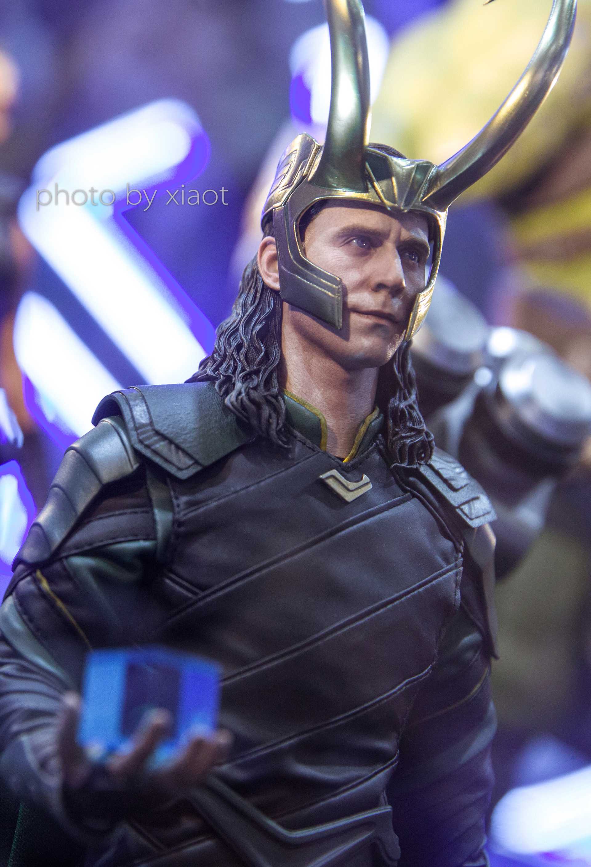 Hot Toys Loki Marvel 1/6 Scale Action Figure | Figround