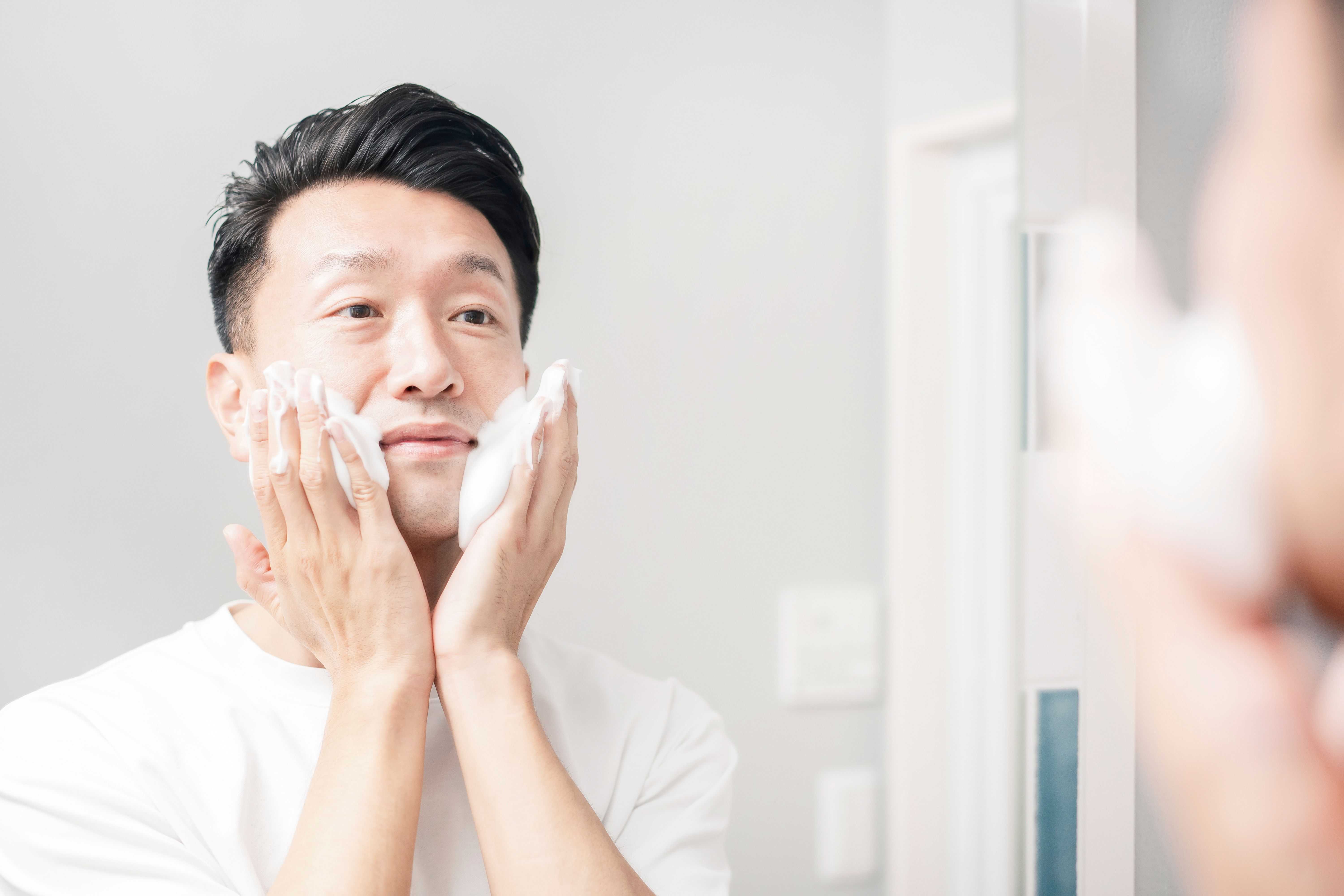 Men's foaming facial cleanser