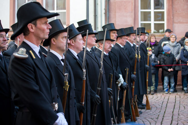 Aufstellung des zweiten Zuges auf dem Marktplatz zum Karee. Links im Bild: Leutnant Peter Seitz
