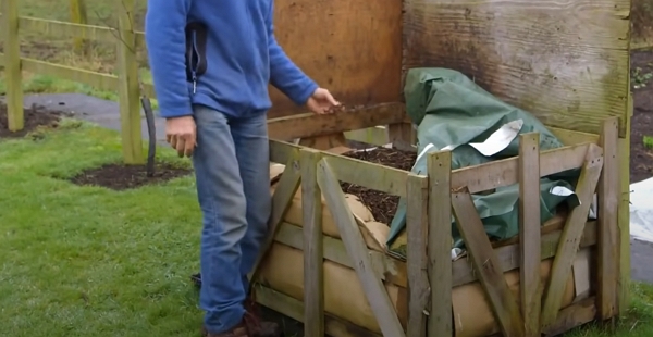 A simple pallet-made composting container