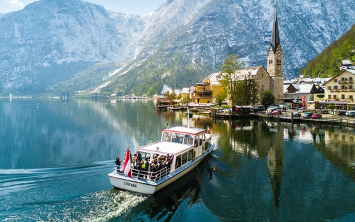 Um barco chegando na cidade de Hallstatt.