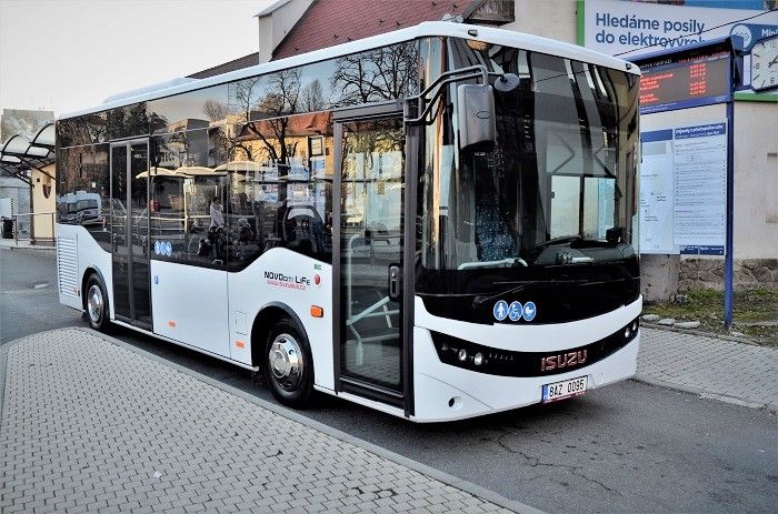 Minibus ISUZU NovoCiti Life na autobusovém nádraží ve Voticích 