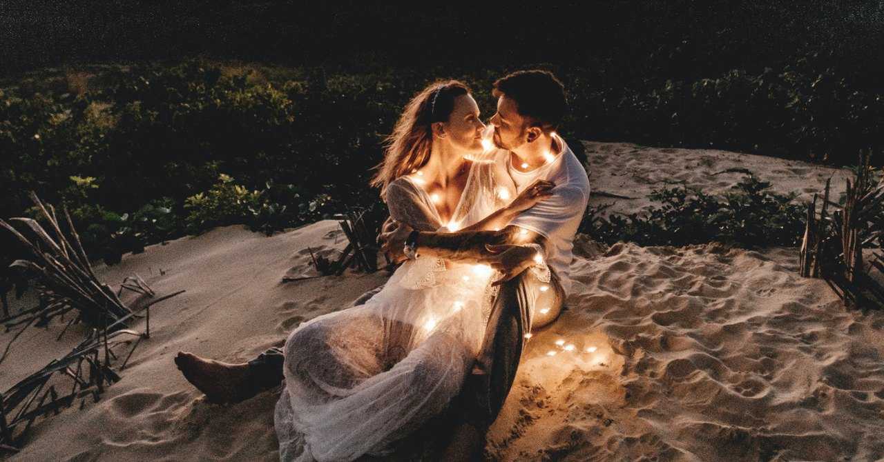 Hochzeitsfotos mit Lichterketten am Strand.