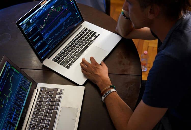 ZweiLaptops Zwei Laptops zum Konvertieren von Access