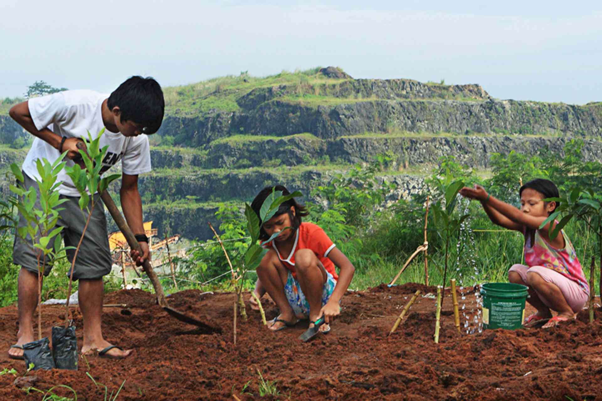 2009 Third Place winner: Children plant trees in mining site, Karlo Emmanuel Victoriano