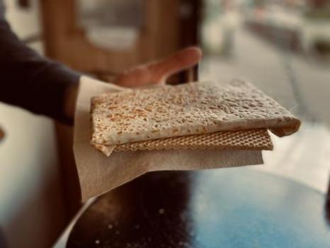 süßer Crepe, serviert auf nachhaltigem, essbarem Waffelteller
