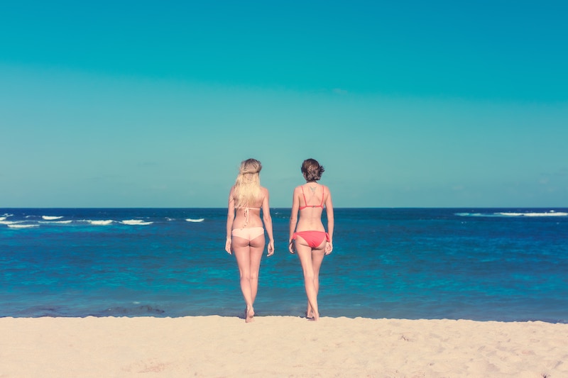 mujeres playa bikini
