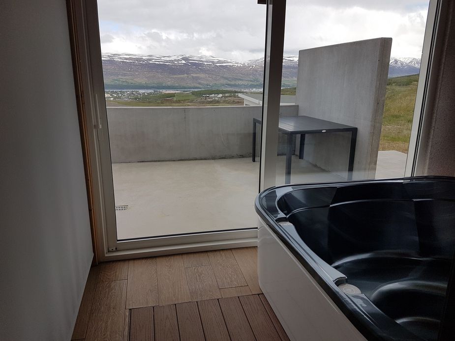 Blick vom privaten Hotpot auf die  Hänge des Eyjafjörður