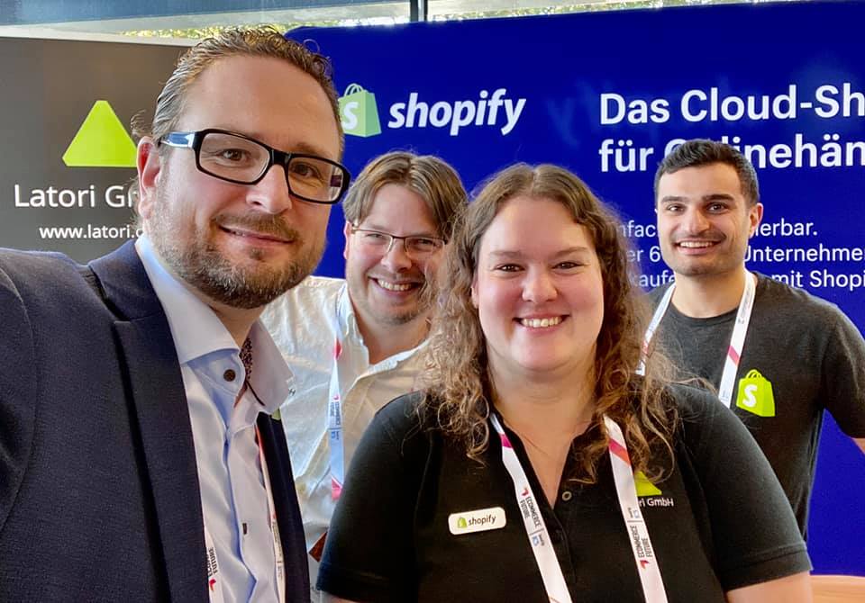 Latori auf einer Messe mit Shopify