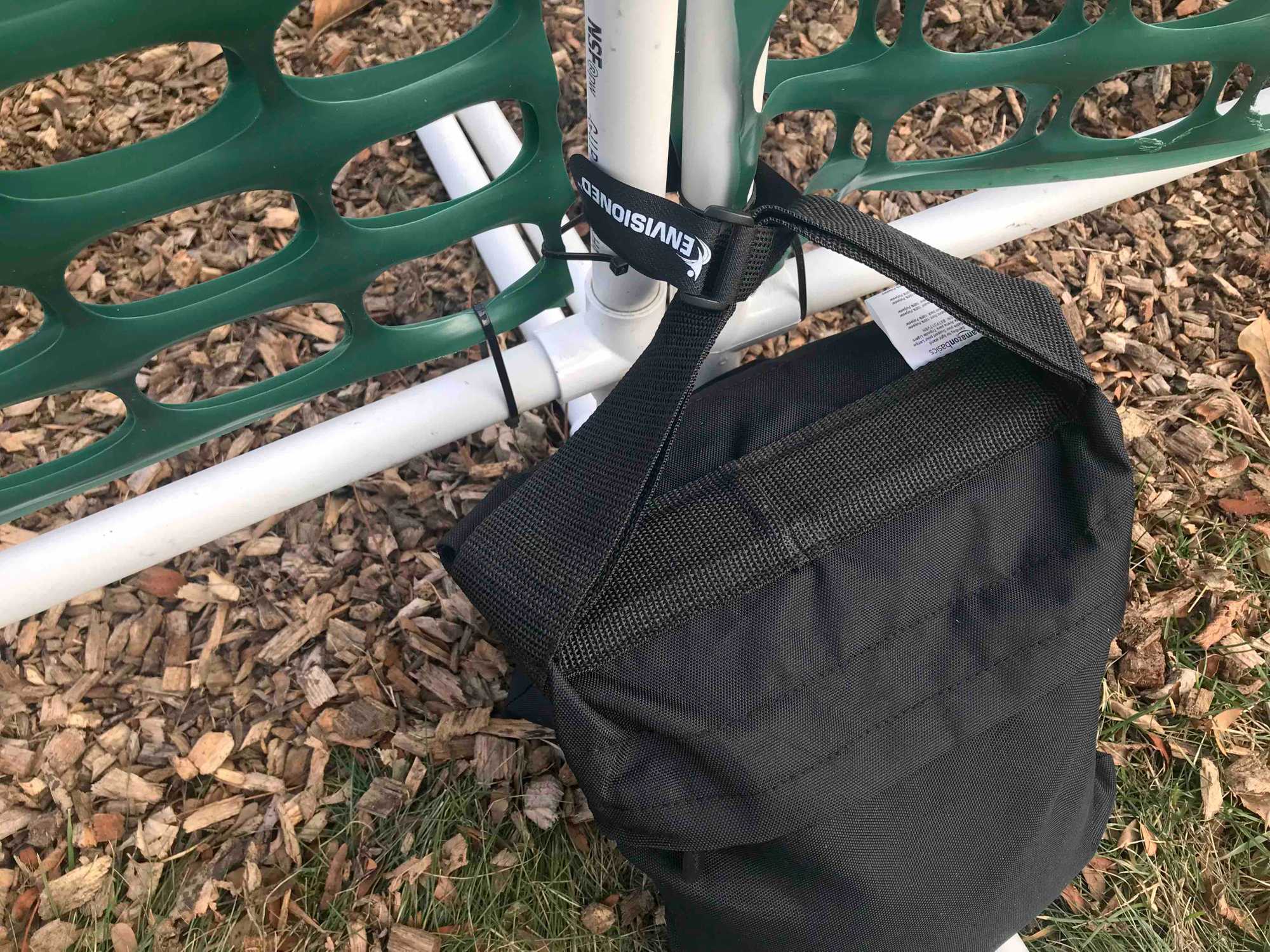 Velcro strap connecting gates and sandbag Velcro strap connecting gates and sandbag