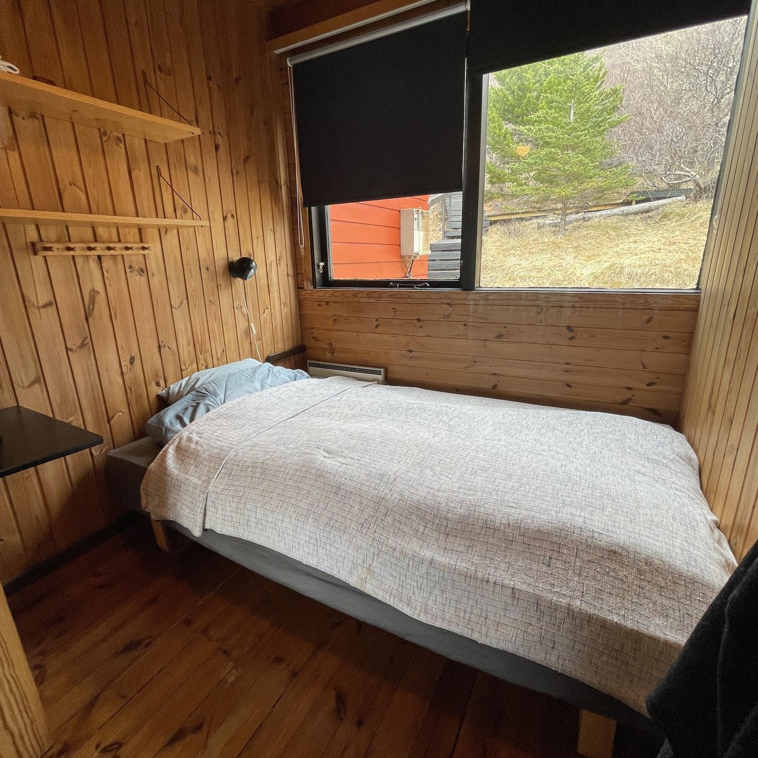 Kleines Schlafzimmer mit Blick in die Natur