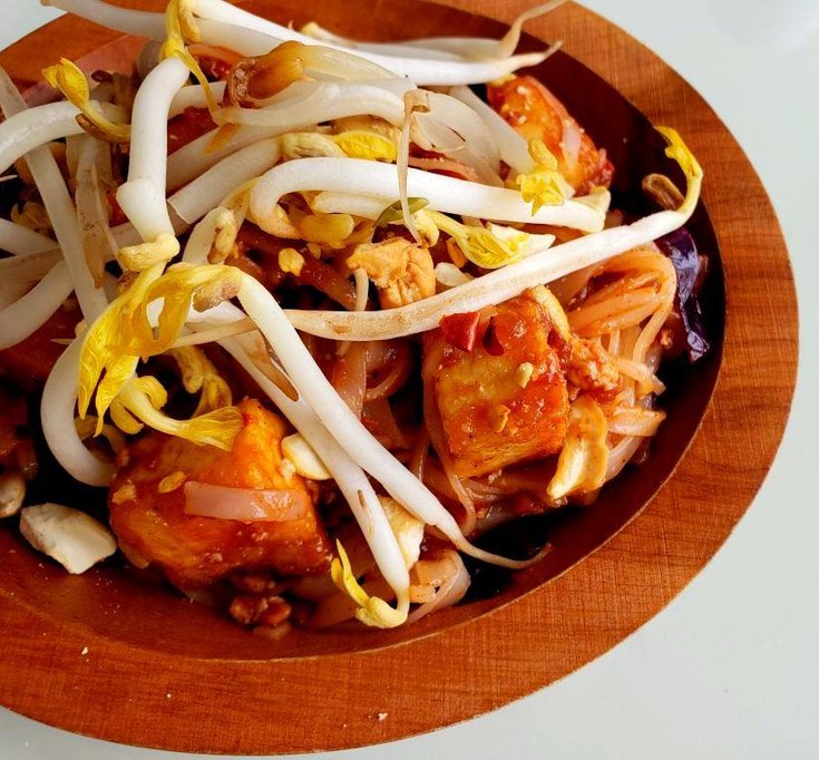 Bowl of pad Thai with tofu