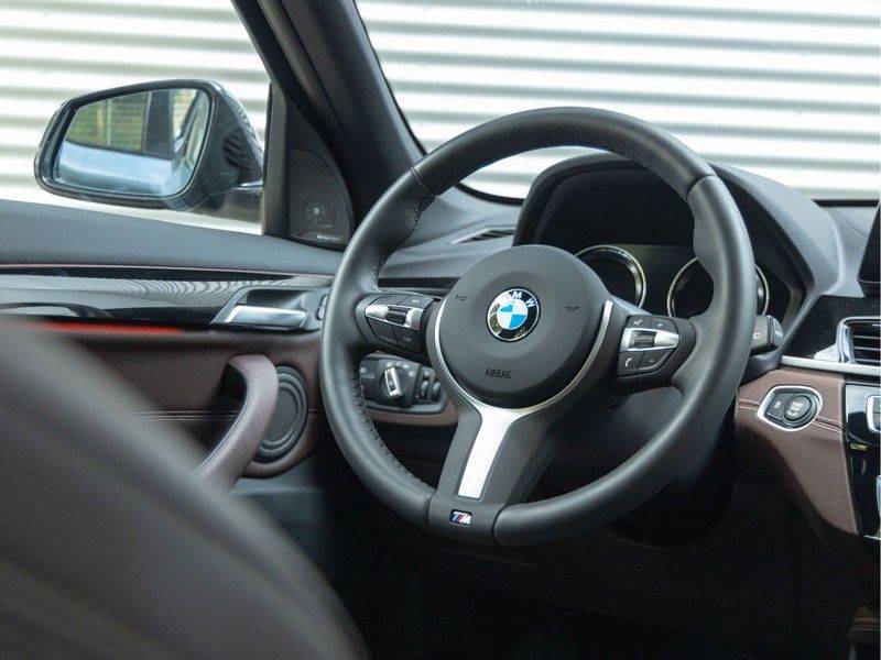 BMW X1 xDrive20i High Executive - Memoryzetel - Panorama - Trekhaak - Harman Kardon afbeelding 19