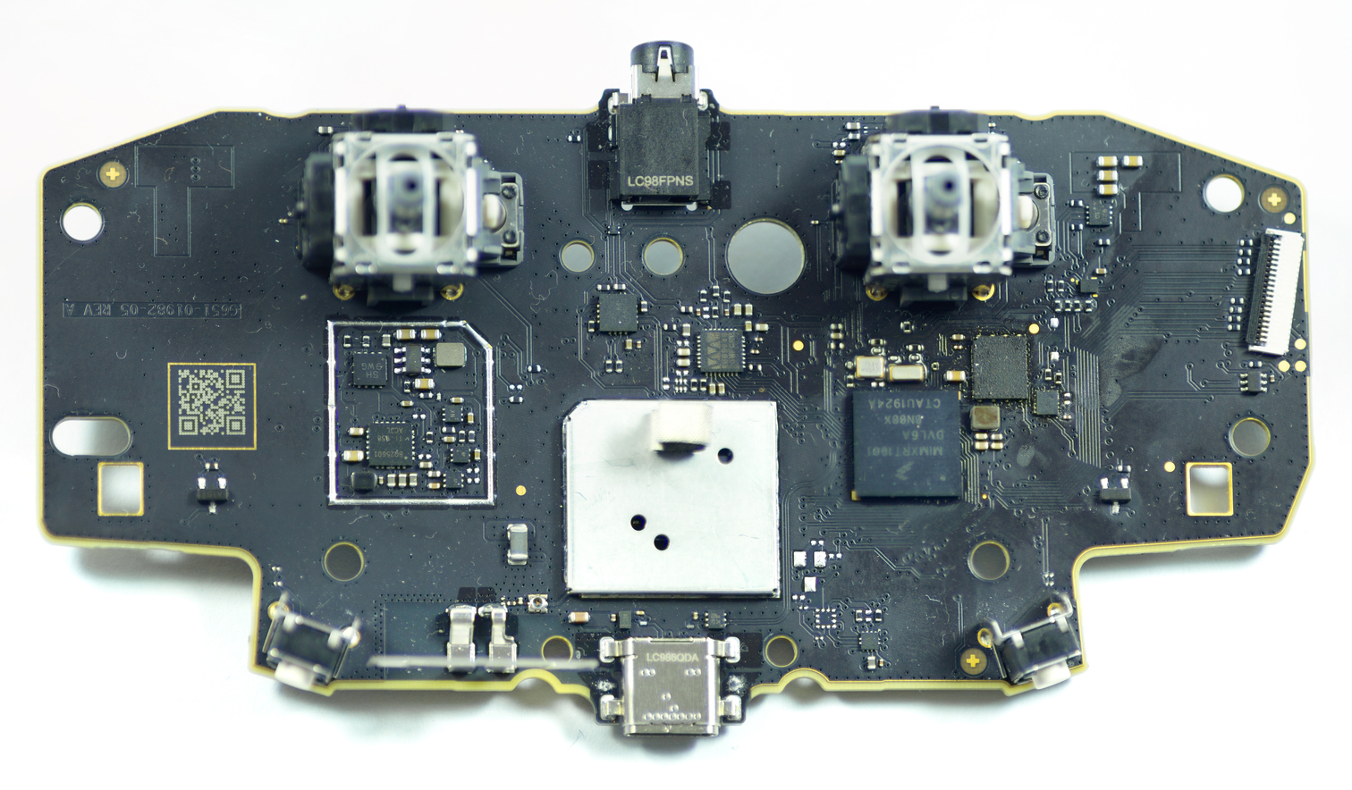 Gesamtbild der Platine (klick für höhere Auflösung). Die Verunreinigungen auf der rechten Seite sind Flux-Reste vom gescheiterten Versuch den Flash runter zu löten.